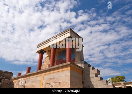 Ingresso nord, Propileo, all'antico Palazzo Minoico di Konssos, Grecia, Creta, durante il giorno di sole, contro il cielo blu e le nuvole bianche Foto Stock