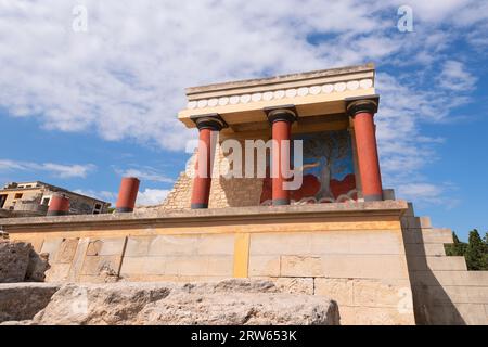 Ingresso nord, Propileo, all'antico Palazzo Minoico di Konssos, Grecia, Creta, durante il giorno di sole, contro il cielo blu e le nuvole bianche Foto Stock