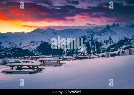 Accogliente luogo di riposo con una splendida vista all'alba. Vista sulla famosa stazione sciistica dall'alba, la Toussuire, Francia, Europa Foto Stock