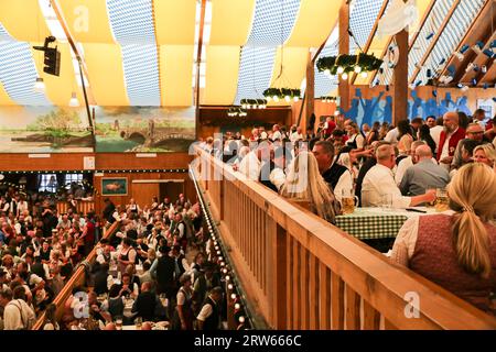 Monaco, Germania. 16 settembre 2023. La gente apprezza la birra all'Oktoberfest di Monaco, in Germania, 16 settembre 2023. Il 188° Oktoberfest, uno dei più grandi festival folcloristici della Germania, è stato ufficialmente aperto qui il sabato. La conclusione è prevista per il 3 ottobre. Crediti: Zhang fan/Xinhua/Alamy Live News Foto Stock