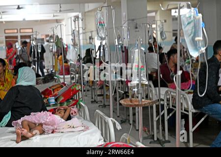 Dhaka, Bangladesh. 17 settembre 2023. I pazienti affetti da febbre dengue vengono curati all'interno della sezione ricoverata del Mugdha General Hospital a Dacca, Bangladesh, il 17 settembre 2023. Dal 1° gennaio 2023 al 16 settembre 2023, in totale 1, 64.568 persone sono state colpite dalla dengue. Almeno 804 persone sono morte nella peggiore epidemia di dengue del Bangladesh, hanno detto i funzionari il 16 settembre, mentre gli ospedali sovraccarichi lottano per curare migliaia di pazienti. Foto Stock
