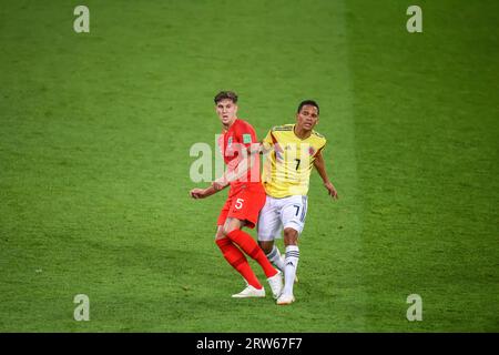 Mosca, Russia – 3 luglio 2018. Il centro-back della nazionale inglese John Stones e l'attaccante colombiano Carlos Bacca durante la Coppa del mondo 2018 Foto Stock