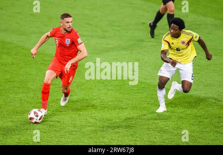 Mosca, Russia – 3 luglio 2018. Il centrocampista della nazionale inglese Jordan Henderson contro il centrocampista della Colombia Carlos Sanchez durante la Coppa del mondo Foto Stock