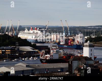 Traffico marittimo sul fiume Tyne, nave da crociera 'Bolette', ' in lontananza, nave da carico della B.G.Jade 'e petroliera 'Monjasa Provider'. Foto Stock