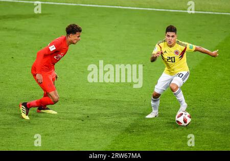 Mosca, Russia – 3 luglio 2018. Il centrocampista della Colombia Juan Quintero contro il centrocampista della nazionale inglese Dele Alli durante la Coppa del mondo 2018 Rou Foto Stock