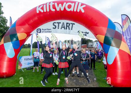 Edimburgo, Scozia. 17 settembre 2023. Camminatori che iniziano il Mighty Stride 21 Mile Charity Walk © Richard Newton / Alamy Live News Foto Stock
