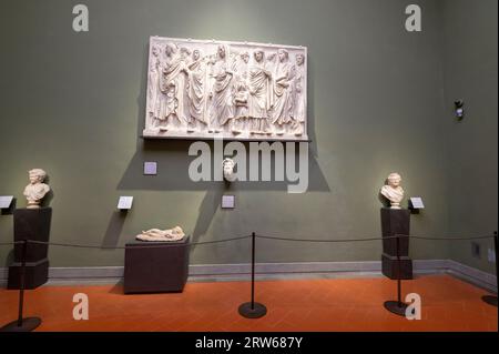 Una sala d'arte romana - il grande pezzo fuso appeso è del soccorso dell'Ara Pacis Augustae con Processione, in mostra nella sala d'arte Romana al t Foto Stock