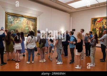 Una delle attrazioni artistiche più significative della galleria d'arte degli Uffizi è la nascita di Venere, che mostra la dea, Venere, in piedi su una gigantesca conchiglia di capesante. La Foto Stock