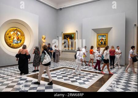 Un dipinto circolare della Sacra famiglia con la giovane St Giovanni Battista, conosciuto come il “doni tondo” dall'artista: Michelangelo Simoni, (1475 – 1564). MIC Foto Stock