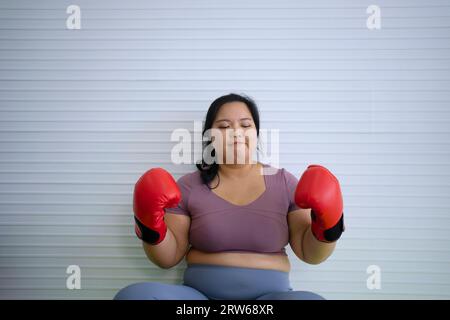 Le donne più grandi si allenano a casa. Concetto di assistenza sanitaria e stile di vita. Foto Stock