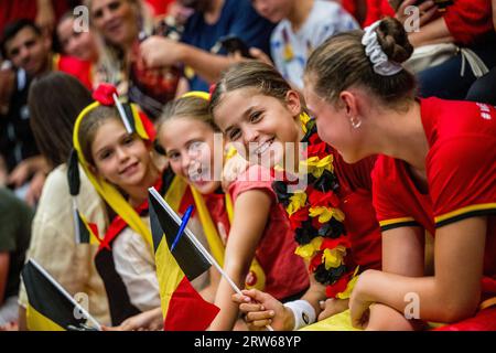 Hasselt, Belgio. 17 settembre 2023. I tifosi reagiscono durante una partita di doppio tra la coppia belga Gille-Vliegen e la coppia uzbeka Fomin-Shin, la terza partita nel primo turno del girone del mondo di Coppa Davis tra Belgio e Uzbekistan, domenica 17 settembre 2023, ad Hasselt. BELGA PHOTO JASPER JACOBS Credit: Belga News Agency/Alamy Live News Foto Stock