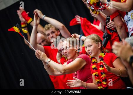 Hasselt, Belgio. 17 settembre 2023. I tifosi reagiscono durante una partita di doppio tra la coppia belga Gille-Vliegen e la coppia uzbeka Fomin-Shin, la terza partita nel primo turno del girone del mondo di Coppa Davis tra Belgio e Uzbekistan, domenica 17 settembre 2023, ad Hasselt. BELGA PHOTO JASPER JACOBS Credit: Belga News Agency/Alamy Live News Foto Stock