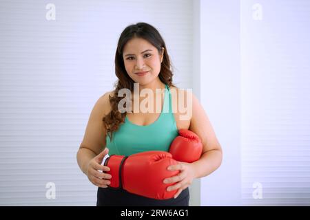 Le donne più grandi si allenano a casa. Concetto di assistenza sanitaria e stile di vita. Foto Stock