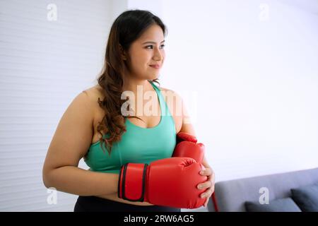 Le donne più grandi si allenano a casa. Concetto di assistenza sanitaria e stile di vita. Foto Stock