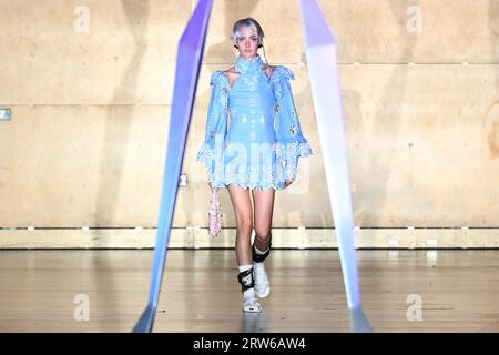 Londra, Regno Unito. 17 settembre 2023. Modelle in passerella durante la sfilata di moda Susan Fang, tenutasi al Little Venice Sports Centre nell'ambito della London Fashion Week. Il credito fotografico dovrebbe essere: Matt Crossick/Empics/Alamy Live News Foto Stock