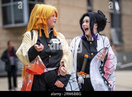 Nota EDS: Permesso dei genitori concesso a persone in costume come Demon Slayer Zenitsu Agatsuma (a sinistra) e Kocho Shinobu (a destra), durante lo Sheffield Anime & Gaming con al Mercure Sheffield. Data foto: Domenica 17 settembre 2023. Foto Stock