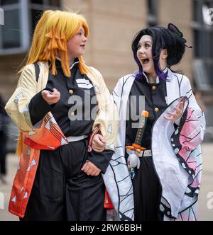 Nota EDS: Permesso dei genitori concesso a persone in costume come Demon Slayer Zenitsu Agatsuma (a sinistra) e Kocho Shinobu (a destra), durante lo Sheffield Anime & Gaming con al Mercure Sheffield. Data foto: Domenica 17 settembre 2023. Foto Stock