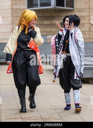 Nota EDS: Permesso dei genitori concesso a persone in costume come Demon Slayer Zenitsu Agatsuma (a sinistra) e Kocho Shinobu (a destra), durante lo Sheffield Anime & Gaming con al Mercure Sheffield. Data foto: Domenica 17 settembre 2023. Foto Stock