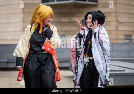 Nota EDS: Permesso dei genitori concesso a persone in costume come Demon Slayer Zenitsu Agatsuma (a sinistra) e Kocho Shinobu (a destra), durante lo Sheffield Anime & Gaming con al Mercure Sheffield. Data foto: Domenica 17 settembre 2023. Foto Stock