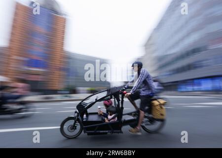 Bruxelles, Belgio. 17 settembre 2023. Un uomo cavalca in bicicletta la domenica senza auto a Bruxelles, in Belgio, 17 settembre 2023. L'evento annuale "domenica senza auto" si è tenuto nella capitale belga domenica, offrendo al pubblico l'opportunità di riscoprire la città utilizzando mezzi di trasporto alternativi. Durante il giorno, l'intera regione di Bruxelles è chiusa al traffico dalle 9:30 alle 19:00, ad eccezione dei trasporti pubblici, dei taxi, delle emergenze, della polizia e delle persone con permesso speciale. Crediti: Zheng Huansong/Xinhua/Alamy Live News Foto Stock