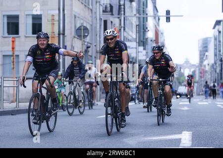 Bruxelles, Belgio. 17 settembre 2023. Le persone viaggiano in bicicletta senza auto domenica a Bruxelles, Belgio, 17 settembre 2023. L'evento annuale "domenica senza auto" si è tenuto nella capitale belga domenica, offrendo al pubblico l'opportunità di riscoprire la città utilizzando mezzi di trasporto alternativi. Durante il giorno, l'intera regione di Bruxelles è chiusa al traffico dalle 9:30 alle 19:00, ad eccezione dei trasporti pubblici, dei taxi, delle emergenze, della polizia e delle persone con permesso speciale. Crediti: Zheng Huansong/Xinhua/Alamy Live News Foto Stock