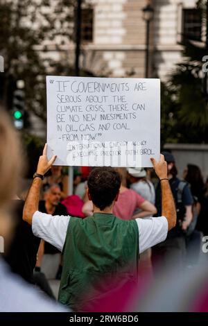 marcia "End Fossil Fuels" da Victoria a Parliament Square a Londra, guidata da Extinction Rebellion Foto Stock