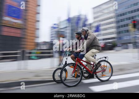 Bruxelles, Belgio. 17 settembre 2023. Le persone viaggiano in bicicletta senza auto domenica a Bruxelles, Belgio, 17 settembre 2023. L'evento annuale "domenica senza auto" si è tenuto nella capitale belga domenica, offrendo al pubblico l'opportunità di riscoprire la città utilizzando mezzi di trasporto alternativi. Durante il giorno, l'intera regione di Bruxelles è chiusa al traffico dalle 9:30 alle 19:00, ad eccezione dei trasporti pubblici, dei taxi, delle emergenze, della polizia e delle persone con permesso speciale. Crediti: Zheng Huansong/Xinhua/Alamy Live News Foto Stock