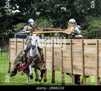 Kenilworth Inghilterra 29 luglio 2023 due cavalieri si scontrano l'uno contro l'altro in una giostra al castello di kenilworth Foto Stock