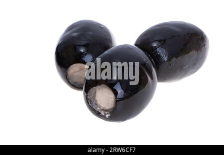 olive ripiene di formaggio isolate su fondo bianco Foto Stock