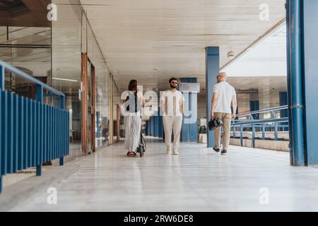 Professionisti sicuri che discutono di strategie aziendali all'aperto in una giornata di sole, utilizzando un notebook per analizzare le statistiche e stabilire nuovi obiettivi. Foto Stock