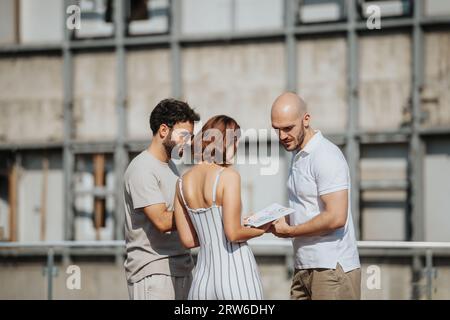 Collaborazione di successo: Gli architetti discutono del progetto per la progettazione di edifici moderni Foto Stock