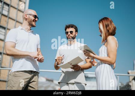 Collaborazione di successo: Gli architetti discutono del progetto per la progettazione di edifici moderni Foto Stock