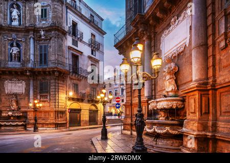 Palermo, Sicilia, Italia lungo via Vittorio Emanuele al crepuscolo. Foto Stock