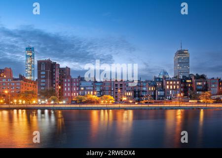 Boston, Massachusetts, USA skyline sul fiume Charles all'alba. Foto Stock