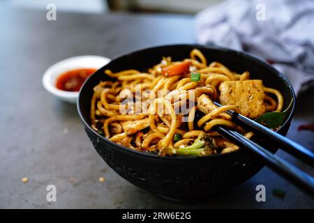 Spaghetti di lomeina fritti in padella asiatici fatti in casa con pollo e verdure Foto Stock