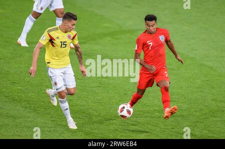 Mosca, Russia – 3 luglio 2018. Il centrocampista della nazionale di calcio della Colombia Mateus Uribe e l'ala inglese Jesse Lingard durante il round della Coppa del mondo 2018 Foto Stock