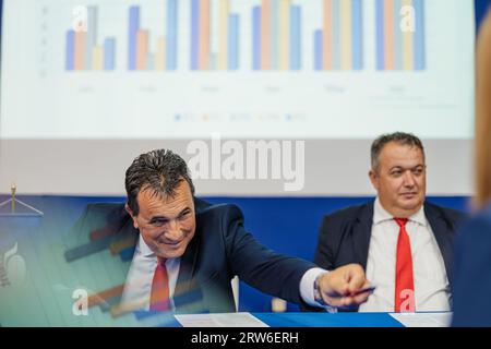 Professore maturo di mezza età che consegna la sua penna a qualcuno nella sala di presentazione Foto Stock