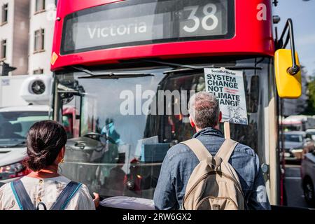 marcia "End Fossil Fuels" da Victoria a Parliament Square a Londra, guidata da Extinction Rebellion Foto Stock