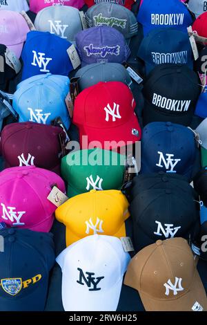 New York, USA - 23 luglio 2023: Vendita di cappelli da baseball di New York con una varietà di colori e disegni. Foto Stock