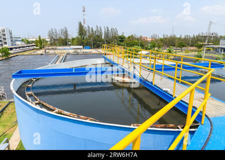 Sistema di trattamento delle acque reflue di piscine aerate negli impianti industriali. concetto di scienza ambientale e riutilizzo delle acque reflue Foto Stock