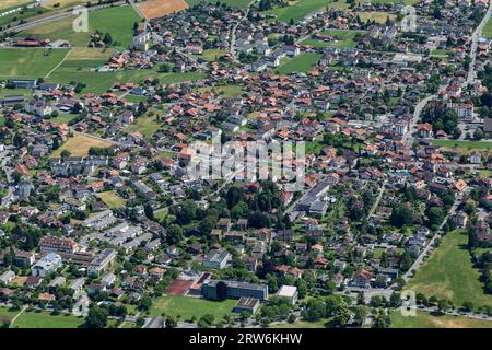 città di interlaken, svizzera, dall'alto punto di vista della soleggiata giornata estiva di harder kulm Foto Stock