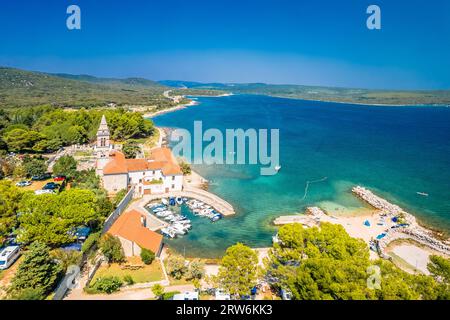 Monastero francescano e spiaggia idilliaca a Nerezine, vista aerea, isola di Mali Losinj in Croazia Foto Stock