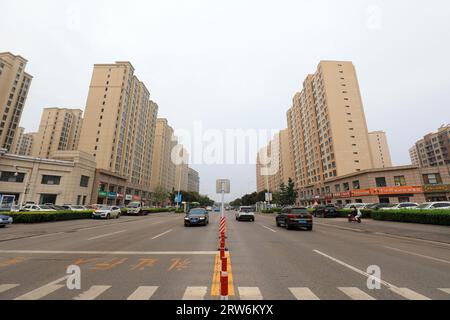 LUANNAN COUNTY, Cina - 5 settembre 2021：il paesaggio architettonico urbano si trova in una piccola contea, nella Cina settentrionale Foto Stock