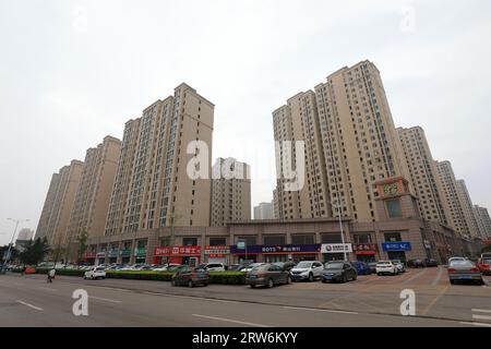 LUANNAN COUNTY, Cina - 5 settembre 2021：il paesaggio architettonico urbano si trova in una piccola contea, nella Cina settentrionale Foto Stock