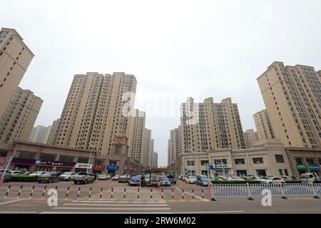 LUANNAN COUNTY, Cina - 5 settembre 2021：il paesaggio architettonico urbano si trova in una piccola contea, nella Cina settentrionale Foto Stock