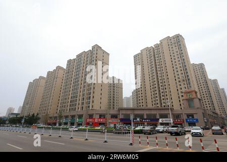 LUANNAN COUNTY, Cina - 5 settembre 2021：il paesaggio architettonico urbano si trova in una piccola contea, nella Cina settentrionale Foto Stock