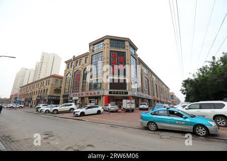 LUANNAN COUNTY, Cina - 5 settembre 2021：il paesaggio architettonico urbano si trova in una piccola contea, nella Cina settentrionale Foto Stock