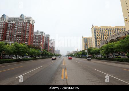 LUANNAN COUNTY, Cina - 5 settembre 2021：il paesaggio architettonico urbano si trova in una piccola contea, nella Cina settentrionale Foto Stock