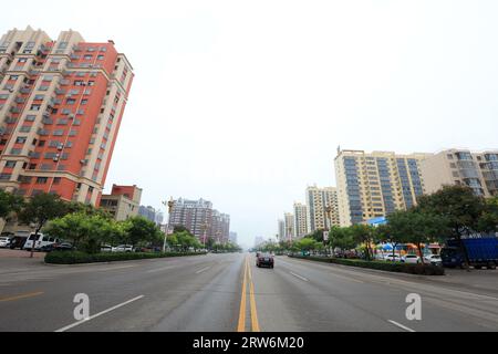 LUANNAN COUNTY, Cina - 5 settembre 2021：il paesaggio architettonico urbano si trova in una piccola contea, nella Cina settentrionale Foto Stock