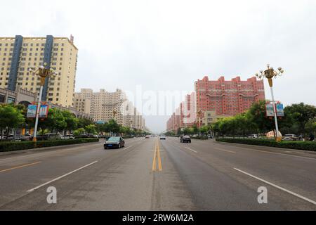 LUANNAN COUNTY, Cina - 5 settembre 2021：il paesaggio architettonico urbano si trova in una piccola contea, nella Cina settentrionale Foto Stock